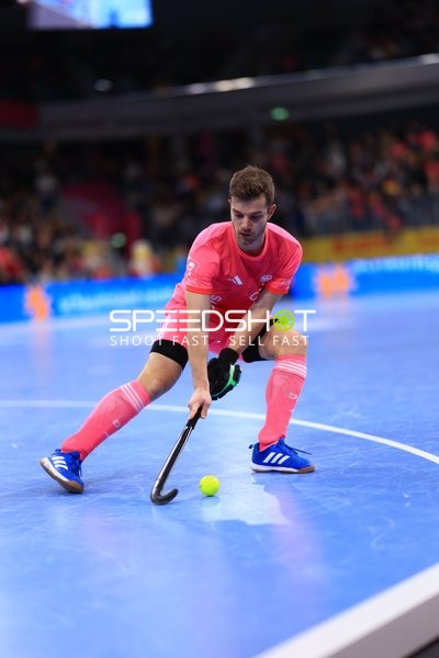 Nicolas Proske (7; Deutschland) kontrolliert den Ball