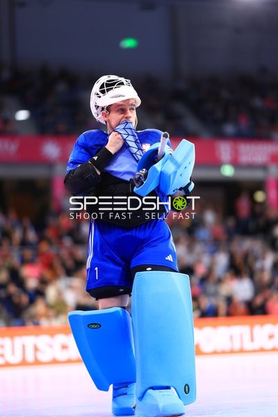 Mateusz POPIOLKOWSKI (1; Polen) in Torwartaktion