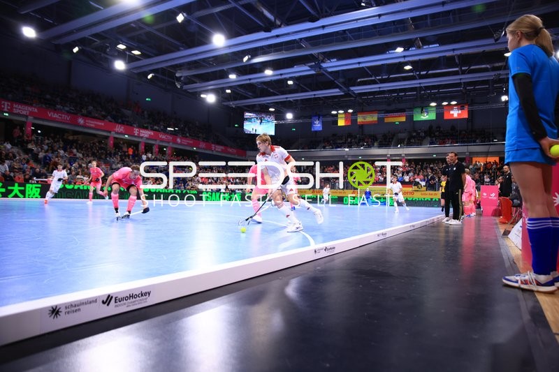 Maksymilian KOPERSKI (10; Polen) mit Ball gegen Sten Brandenstein (5; Deutschland) und Nicolas Proske (7; Deutschland)