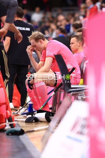 Sten Brandenstein (5; Deutschland) nachdenklich auf der Bank