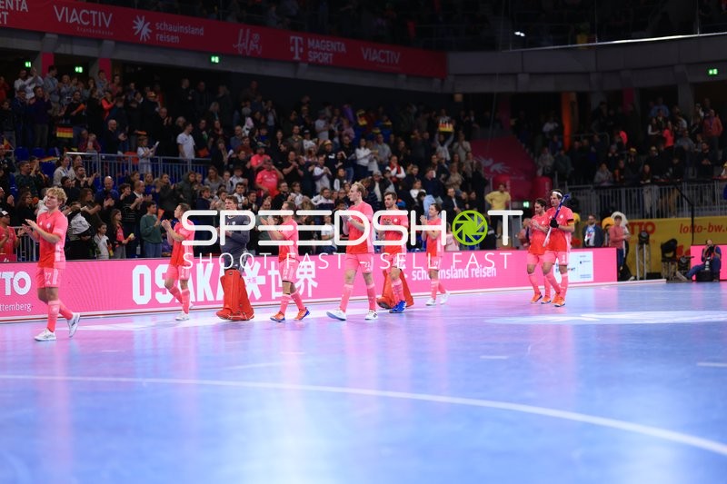 Anton Pöhling (12; Deutschland) klatscht im Vordergrund