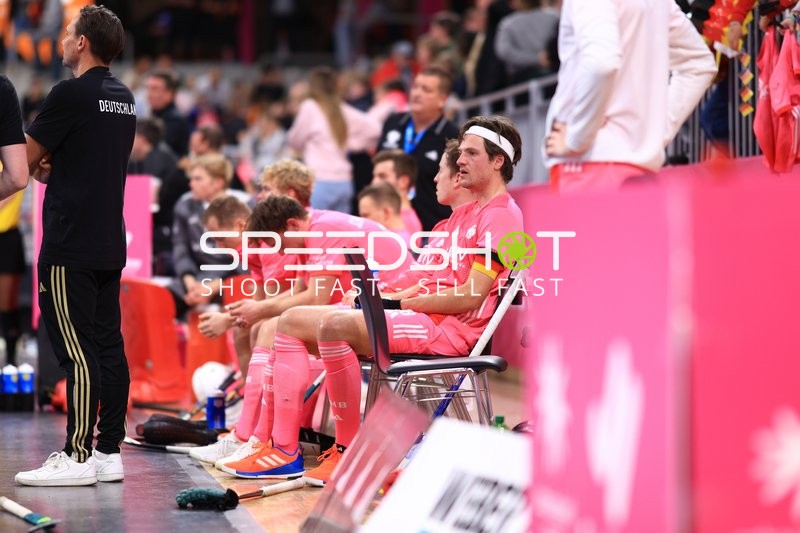 Anton Boeckel (8; Deutschland) auf der Bank