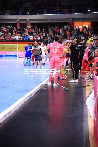 Luca Großmann (19; Deutschland) und Teamkollegen am Spielfeldrand