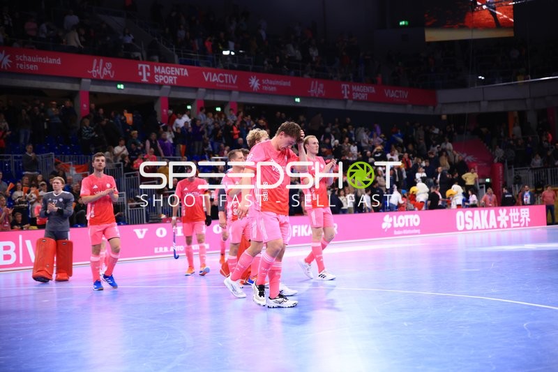 Anton Pöhling (12; Deutschland) und Nik Kerner (22; Deutschland) klatschen ab