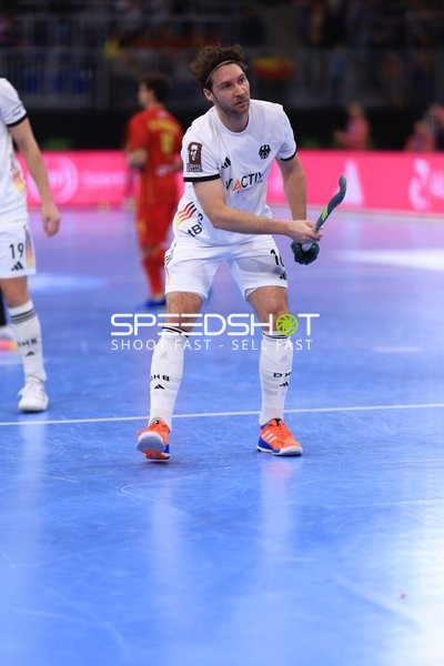 Dieter-Enrique Linnekogel (16; Deutschland) mit Ball