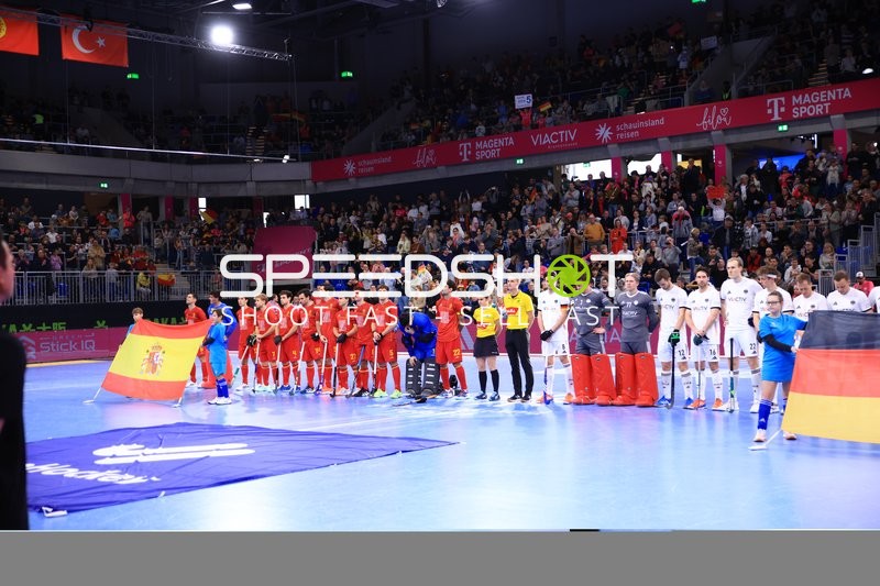 Cesar CURIEL (7; Spanien) und Jasper Ditzer (77; Deutschland) vor Spielbeginn