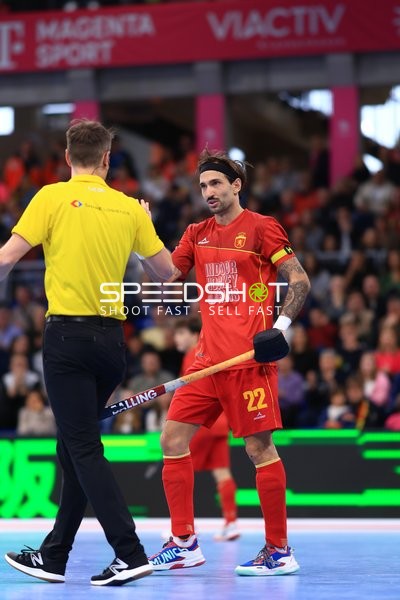 Spieler Manuel PROL (22; Spanien) im Dialog