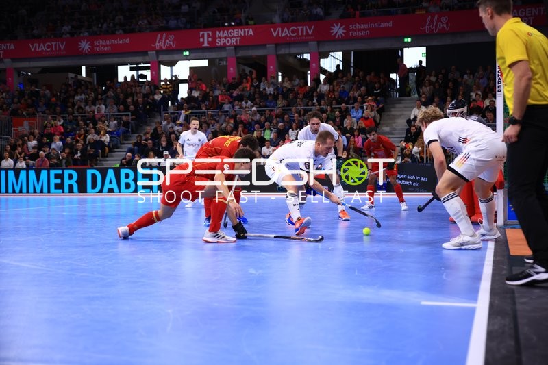 Zweikampf um den Ball im Bronzespiel