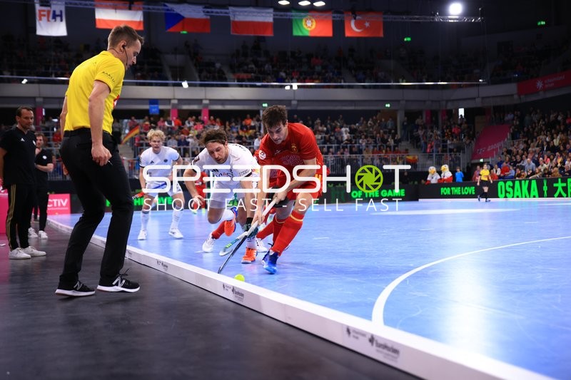 Dieter-Enrique Linnekogel (16; Deutschland) am Ball