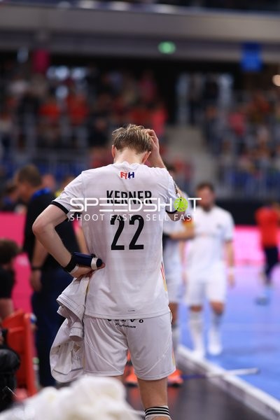 Nik Kerner (22; Deutschland) nachdenklich am Spielfeldrand