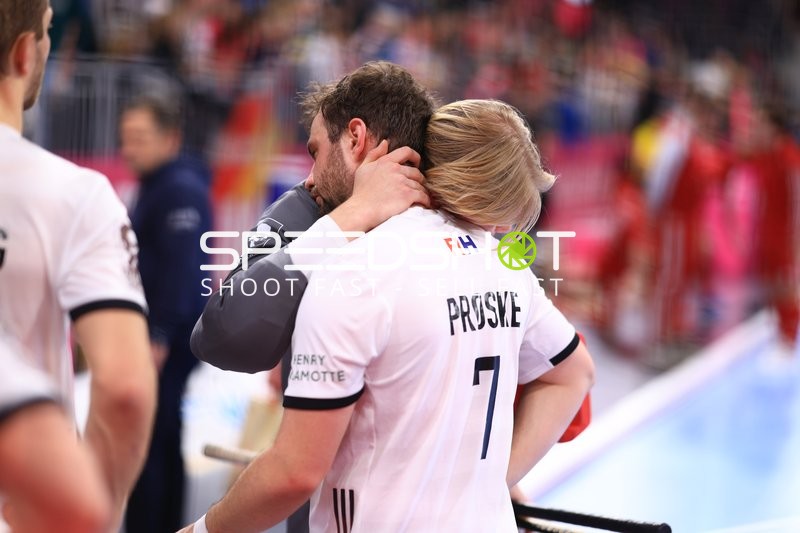 Nicolas Proske (7; Deutschland) in Umarmung