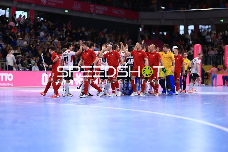 Spieler von Polen und Österreich begrüßen sich