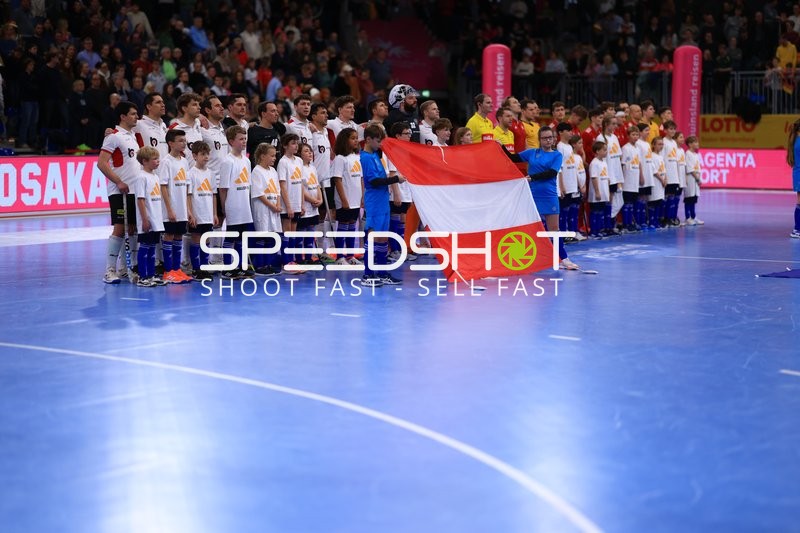 Nationalmannschaft Sebastian EITENBERGER (5; Österreich) mit Flagge