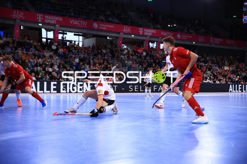 Nikolas WELLAN (11; Österreich) mit Ball am Boden