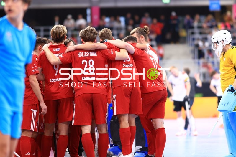 Jacek KUROWSKI (9; Polen) und Teamkollegen im Teamkreis