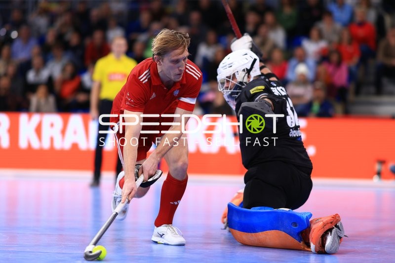 Jacek KUROWSKI (9; Polen) vor Torwart Mateusz SZYMCZYK (32; Österreich)