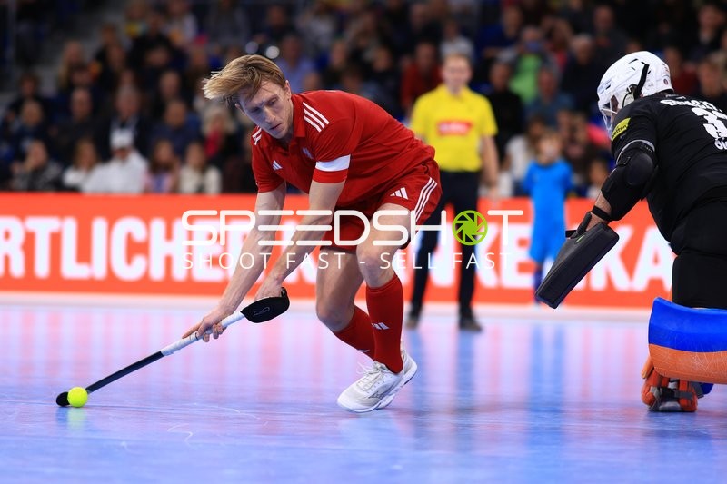 Jacek KUROWSKI (9; Polen) mit Ball am Schläger