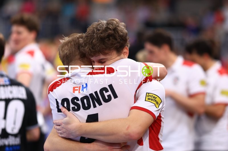 Fülöp LOSONCI (4; Österreich) umarmt Teamkollegen