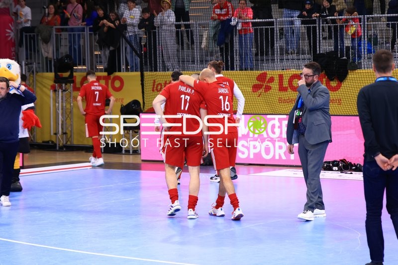 Patryk PAWLAK (17; Polen) und Jakub JANICKI (16; Polen) verlassen Spielfeld