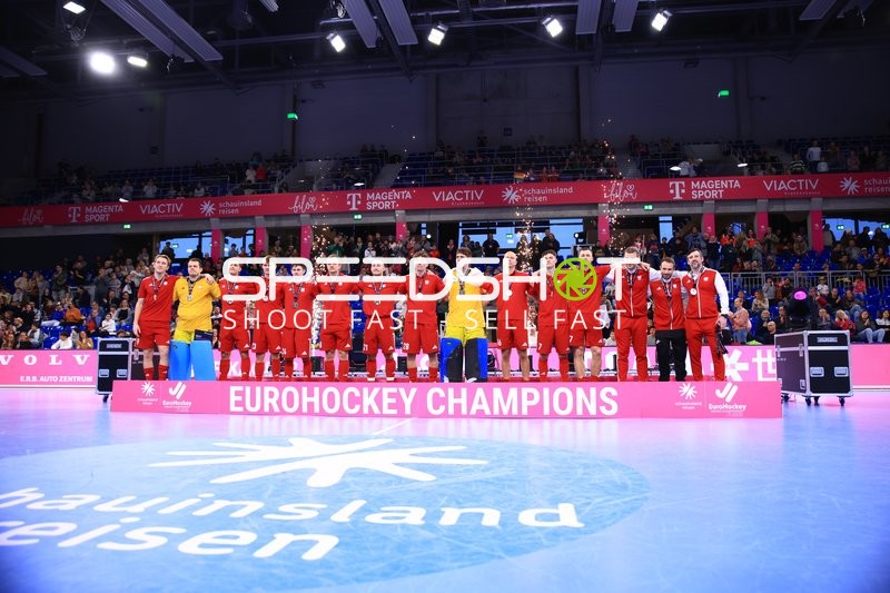 Mannschaftsaufstellung mit Medaillen