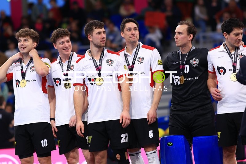 Sebastian EITENBERGER (5; Österreich) mit Medaille im SNP Dome