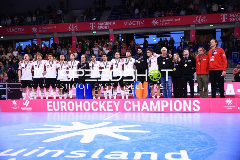 Europameister Benjamin STANZL (13; Österreich) und Team feiern