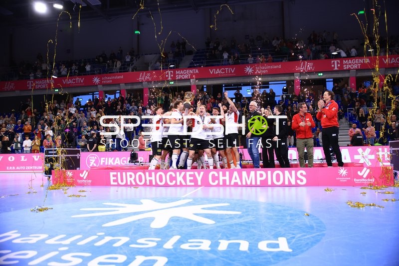 Feiernde Österreich mit Pokal