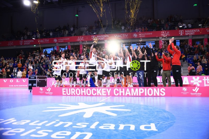 Feiernde Österreich mit Pokal