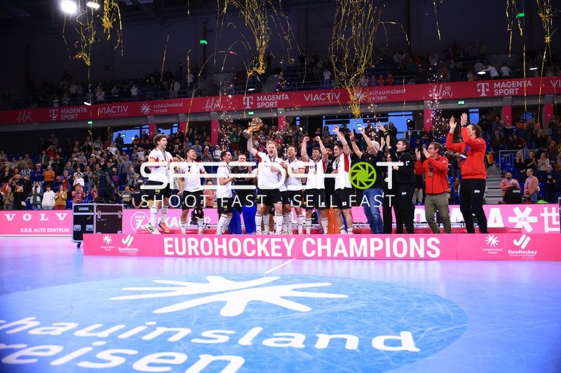 Feiernde Xaver HASUN (93; Österreich) und Maximilian KELNER (19; Österreich) mit Pokal