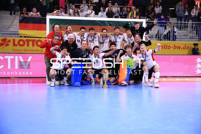 Feiernde Christoph SANDBICHLER (40; Österreich) und Florian STEYRER (15; Österreich) mit Pokal