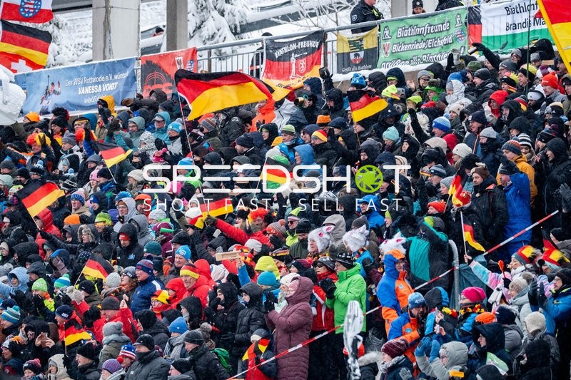 Zuschauer jubeln bei Biathlon-Verfolgung