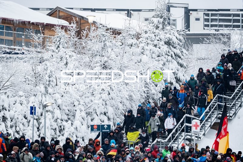 Zuschauer in verschneiter Arena am Rennsteig