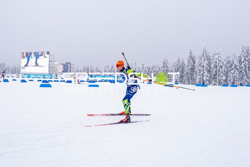 Biathlet mit Startnummer 53 in Aktion