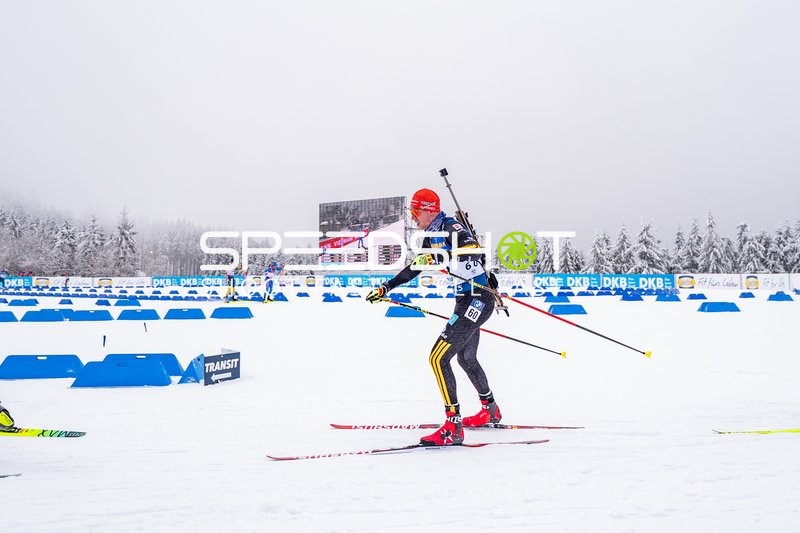 Biathlet mit Startnummer 60 in Aktion