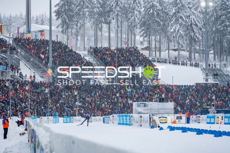 Athlet beim Biathlon Verfolgungsrennen in Oberhof