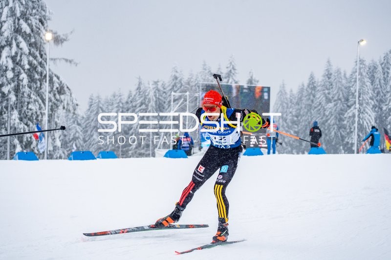 Biathlet in Aktion bei Verfolgung Oberhof