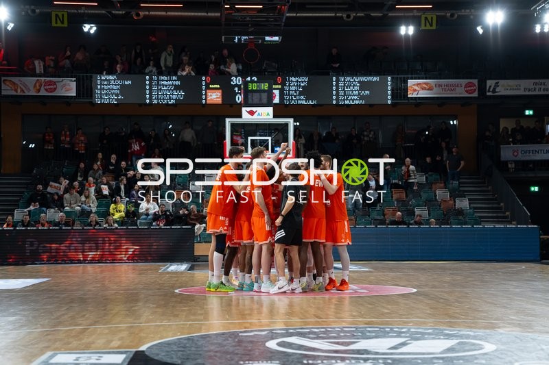 Teamhuddle von Rasta Vechta in orange