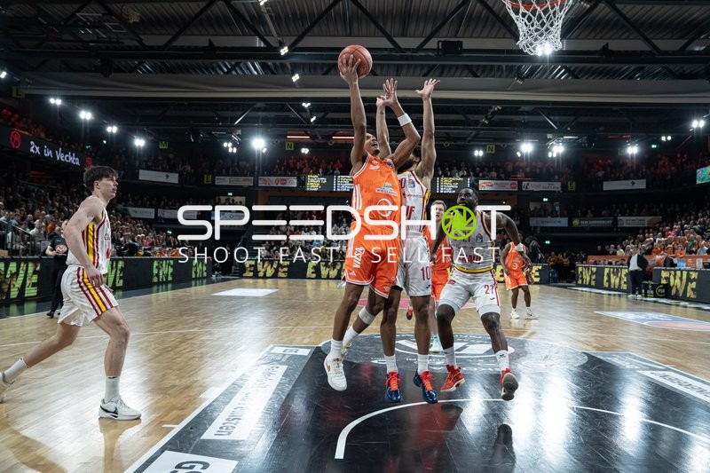 Alonzo Verge Jr. (11, Rasta Vechta) mit Zug zum Korb