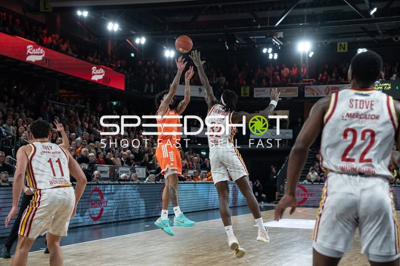 Spielaktion mit Alonzo Verge Jr. (11; Rasta Vechta) und Verteidigung