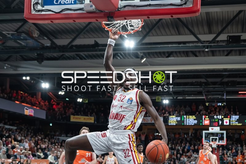 Charles Thompson (32; Würzburg Baskets) mit Ball in Aktion