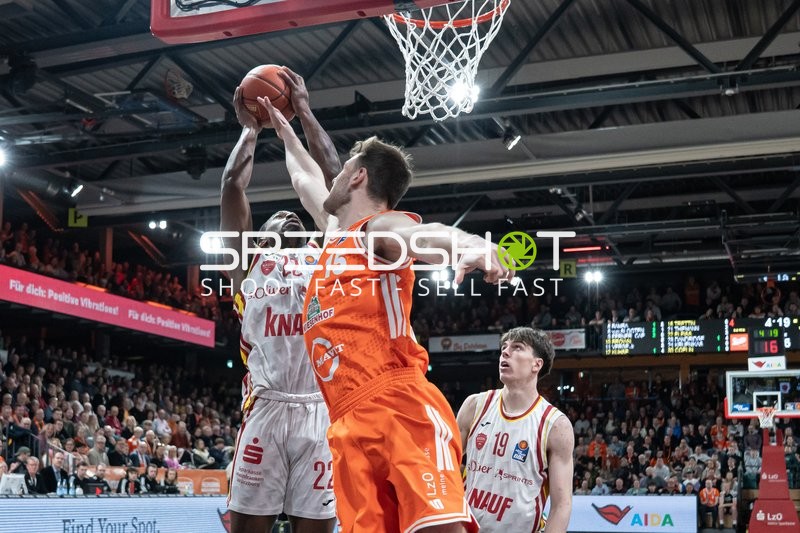 Spielaktion mit Johnathan Stove (22, Würzburg Baskets)