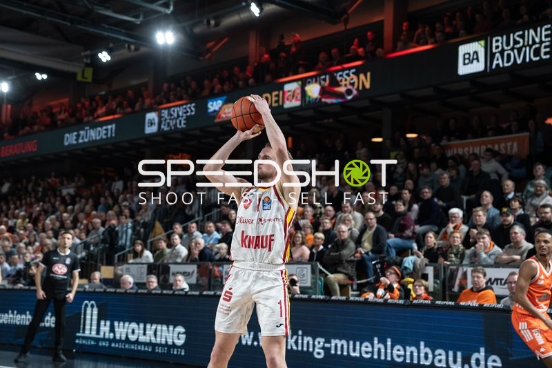 Spielaktion mit Lukas Herzog (1; Würzburg Baskets) und Alonzo Verge Jr. (11; Rasta Vechta)