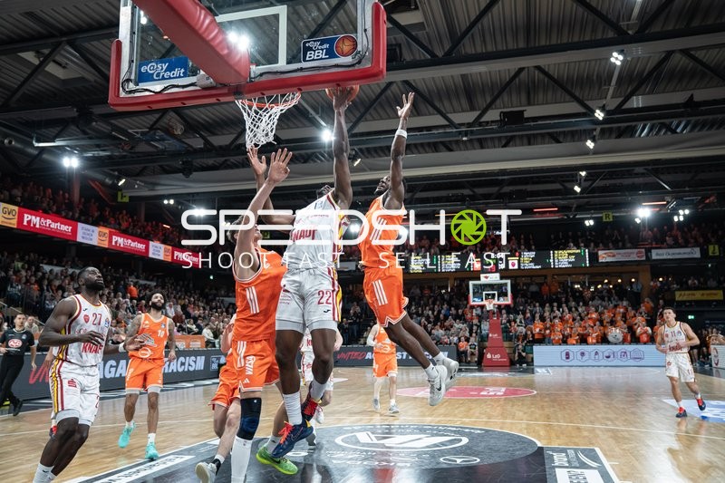 Spielaktion mit Tevin Brown (10; Rasta Vechta) und Johnathan Stove (22; Würzburg Baskets)