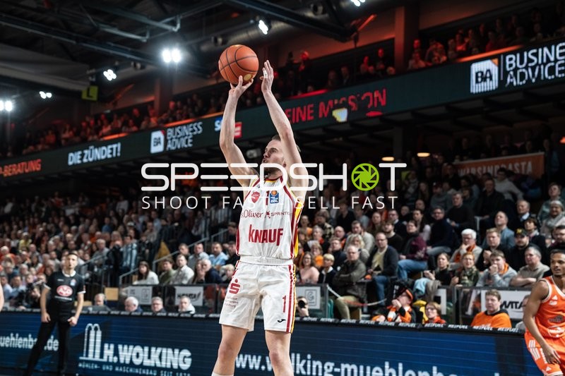 Lukas Herzog (1; Würzburg Baskets) mit Wurf
