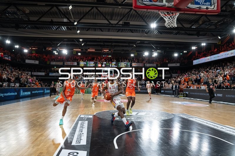 Spielaktion mit Johnathan Stove (22; Würzburg Baskets) am Korb