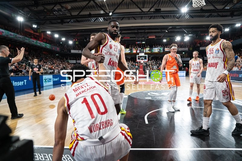 Spielaktion mit David Muenkat (55; Würzburg Baskets) und Eddy Edigin Jr (27, Würzburg Baskets) und Davion Mintz (10, Würzburg Baskets)