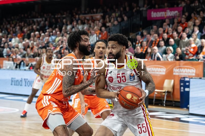 David Muenkat (55; Würzburg Baskets) mit Ball gegen Tevin Brown (10, Rasta Vechta)