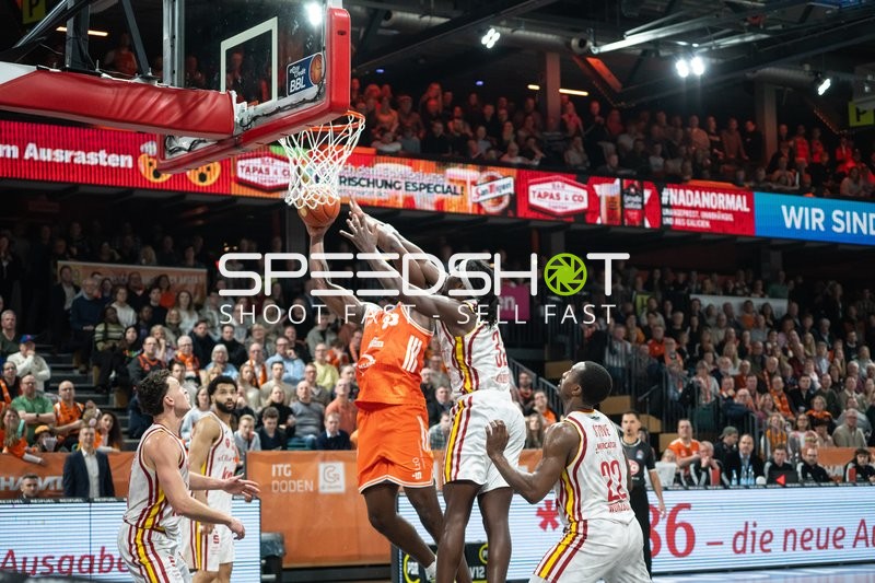 Malcolm Dandridge (23; Rasta Vechta) mit Wurf gegen David Muenkat (55; Würzburg Baskets) und Johnathan Stove (22; Würzburg Baskets)