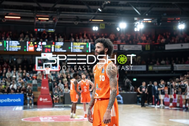 Tevin Brown (10; Rasta Vechta) auf dem Spielfeld