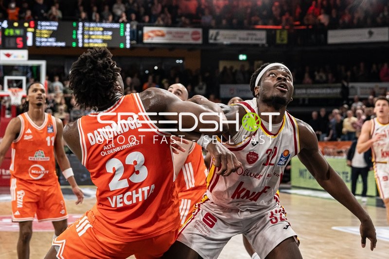 Zweikampf zwischen Malcolm Dandridge (23; Rasta Vechta) und Charles Thompson (32; Würzburg Baskets)